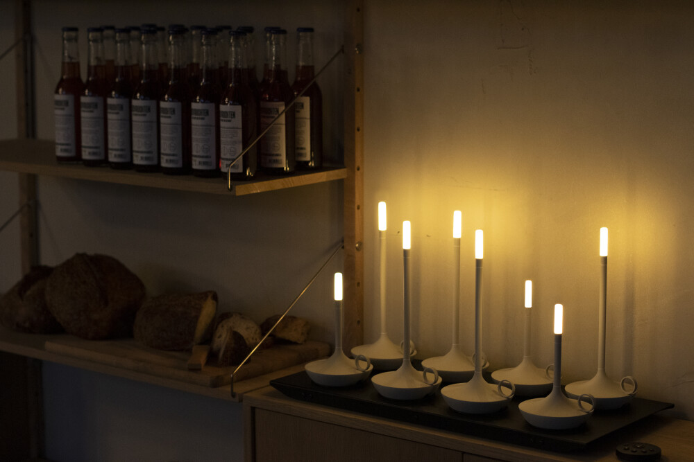 product gp cp blk graypants charging tray moodimage jpg