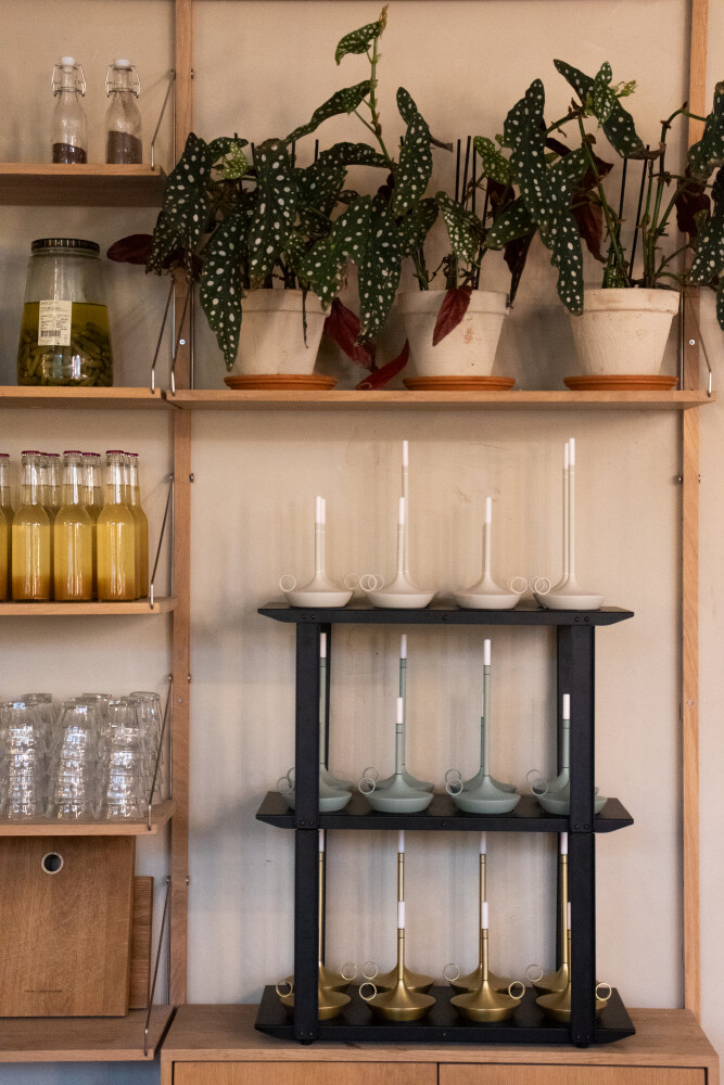 product gp cp blk graypants charging tray moodimage jpg